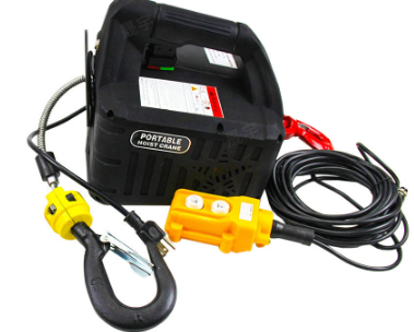 工人使用便攜式電動(dòng)葫蘆為共享休息室安裝空調(diào)